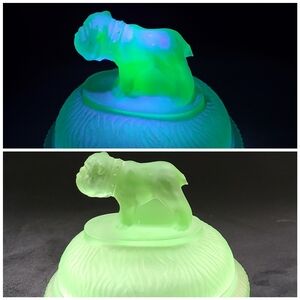 Uranium L.E Smith bulldog powder dish